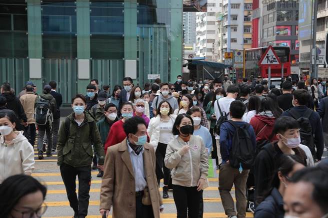 香港特首李家超今日宣布，口罩令将于3月1日全面取消。图为香港旺角街头。（中新社资料照片）