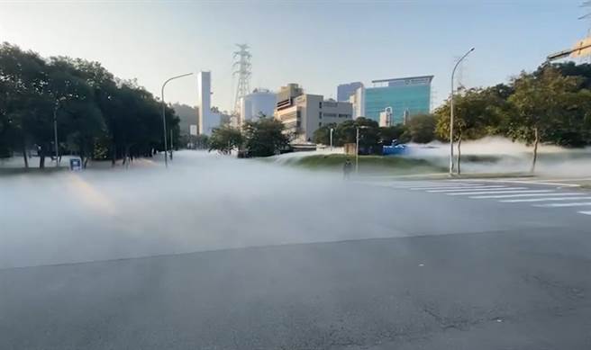 新竹科学园区力行四路一带，28日清晨7时许突然出现不明烟雾，现场白雾沿着地面缓缓散布，有如阿里山云海。（新竹市消防局提供／陈育贤新竹传真）