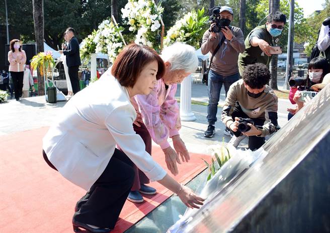 屏县府办二二八音乐会，国境之南受难家属（右）数十年从未缺席。（林和生摄）