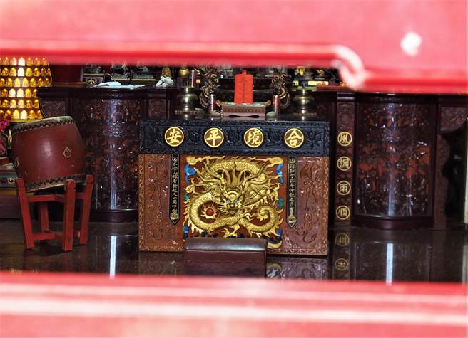 一名郭姓网友在「西屿．咱ㄟ厝」脸书社团分享贴文，指称西屿合界威扬宫的蟒龙桌流落到臺湾高雄，疑似有遭窃情形。（张茂雄摄）