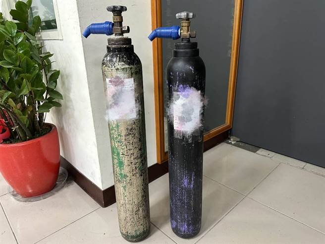 桃園警察分局中路派出所員警27日執行專案時，有住客反映隔壁房間發出許多雜音，好像有人在打架，員警在房間內發現笑氣鋼瓶。（翻攝照片）