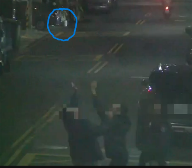 高雄市苓雅区26日晚间有3位民眾在红绿灯下嬉戏，3人先是开心的将暖暖包不停地往上丢，暖暖包落下时，3人像在篮框下抢球一样，在红绿灯下跳跃抢夺暖暖包。（翻摄照片／杨舒婷高雄传真）