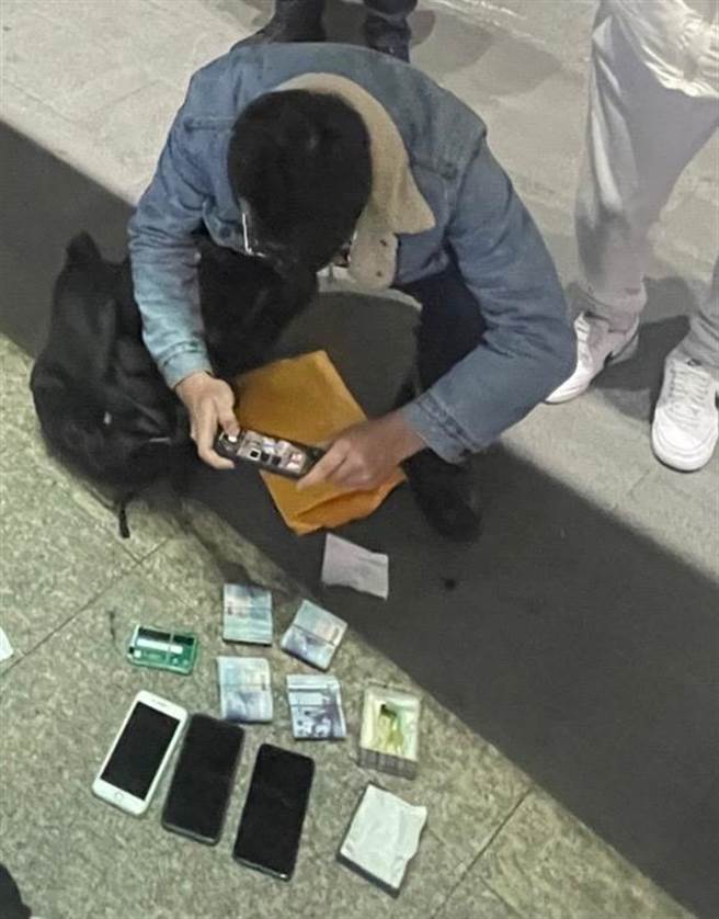 警方现场查扣赃款、手机、提款卡等证物。（警方提供）