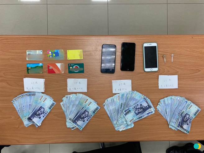 警方现场查扣赃款、手机、提款卡等证物。（警方提供）