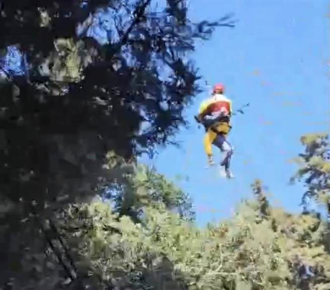 空勤总队直升机抵达现场将患者吊挂，送往台中清泉岗机场。（宜兰县消防局提供／吴佩蓉宜兰传真）