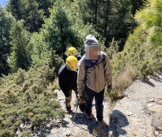 搜救人员立即垂降进行救援，并确认呼救者为失联的纪男。(台中市消防局提供)