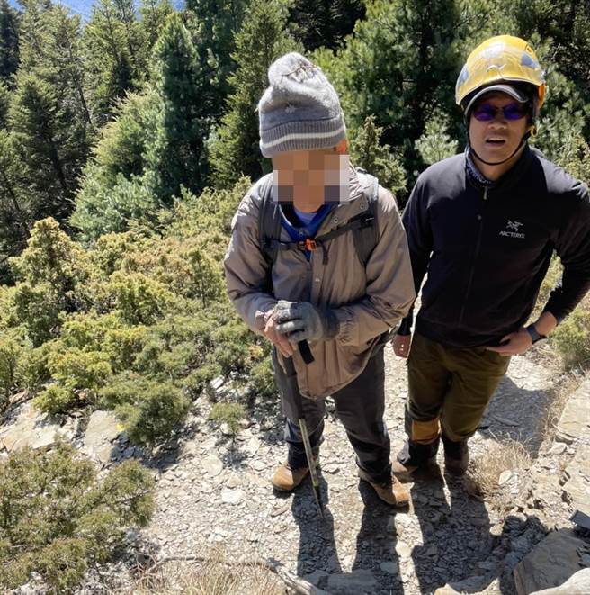 搜救人员立即垂降进行救援，并确认呼救者为失联的纪男。(台中市消防局提供)