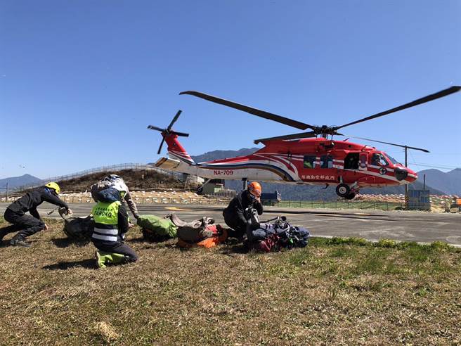 空勤总队直升机降落福寿山停机坪后，纪男表示不需就医自行离去。(台中市消防局提供)