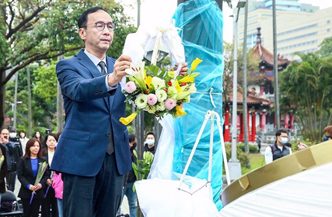 国民党主席朱立伦25日赴228和平纪念公园献花致意。（粘耿豪摄）