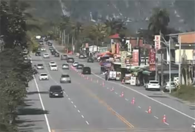 今天是228連假最後一天，蘇花路廊上午全線順暢，不過公路總局依過往連假交通趨勢研判，路廊午後恐陸續湧進大批北返車潮，警方已在較易阻塞的崇德地區放置三角錐，避免車輛變換車道造成交通阻塞。（摘自公路總局即時影像）