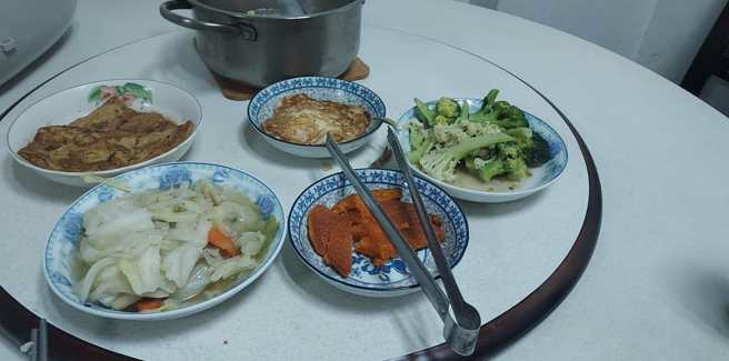 阿嬤口中的「剩菜」竟是滿滿的5菜1湯，網友看了直呼羨慕。（圖／翻攝自爆廢公社）