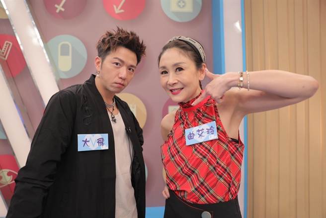 曲艾玲（右）医学知识丰富，让同队的大飞忍不住称她「曲医师」。（民视提供）