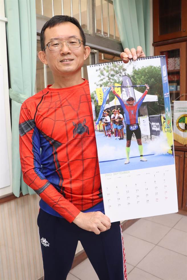 高市翠屏國中小校長黃景良以穿蜘蛛人服裝跑鐵人3項聞名，今年他「親自出版」蜘蛛人鐵人月曆送給師生與粉絲。（高市教育局提供／楊舒婷高雄傳真）