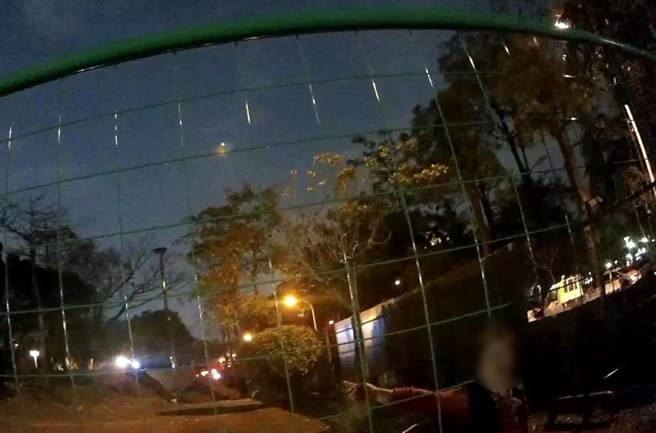 中市8旬阿嬷误闯工地跌坑洞惊吓呼救，警方获报协助脱困。（警方提供／陈淑芬台中传真）