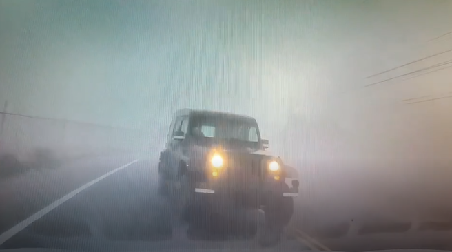 撞擊瞬間曝光！台中酒駕女「逆向」撞軍車，2車濃霧對撞3人送醫。(翻攝畫面)