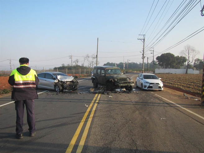 黃女酒後駕駛自小客車，行經大雅區清泉路段，與對向駕駛軍車的廖姓軍人發生碰撞。（民眾提供）