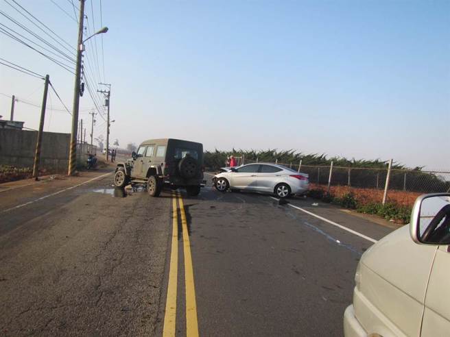 黃女酒後駕駛自小客車，行經大雅區清泉路段，與對向駕駛軍車的廖姓軍人發生碰撞。（民眾提供）