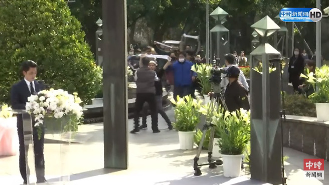 台北市長蔣萬安（左）為228致詞到一半，抗議民眾從旁闖入。（圖／翻攝自中時新聞網直播）