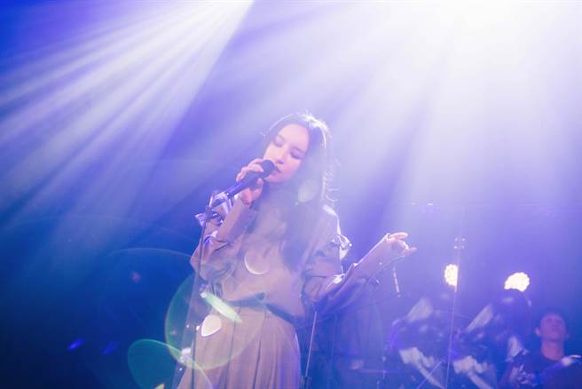 法蘭推出首張創作大碟《逞強的溫柔》，12日舉辦「誒！你不用假裝成熟」演唱會。（相映國際提供）