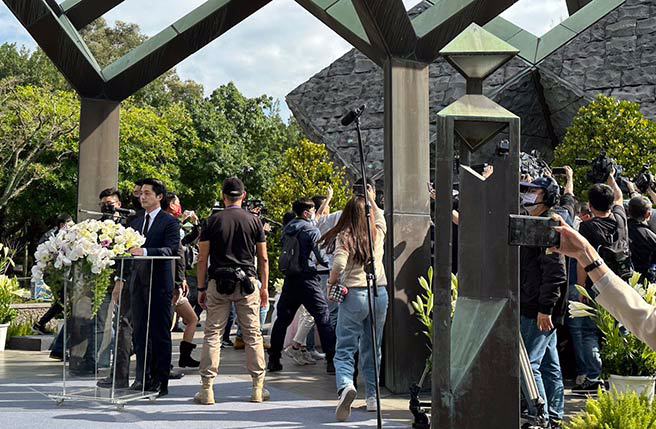 台北市二二八76周年紀念會台北市長蔣萬安才剛發表致詞沒多久，便有一群人闖進致詞台後，拉著白色布條大喊「殺人兇手，下跪道歉！」(楊亞璇攝)