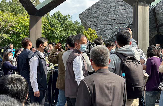 台北市二二八76周年紀念會台北市長蔣萬安才剛發表致詞沒多久，便有一群人闖進致詞台後，拉著白色布條大喊「殺人兇手，下跪道歉！」(楊亞璇攝)