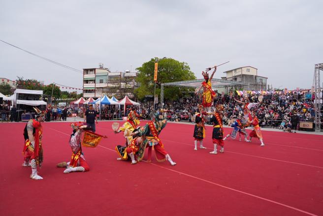 地岳殿吉胜堂八家将带来独创四星阵法和双龙拜塔祝福参赛队伍。（高雄市观光局提供）