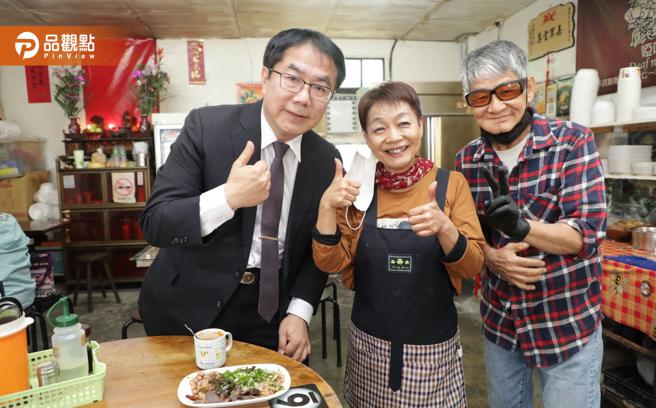 台南市长黄伟哲特别前往造访用餐，并向老板亲献上祝福。（台南市政府提供）
