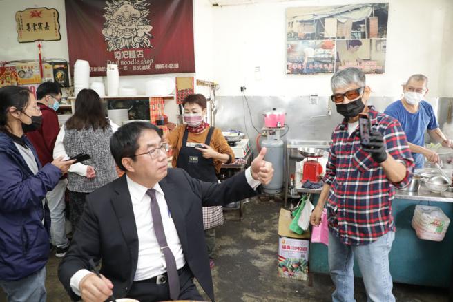 台南市长黄伟哲特别前往造访用餐，并向老板亲献上祝福。（台南市政府提供）