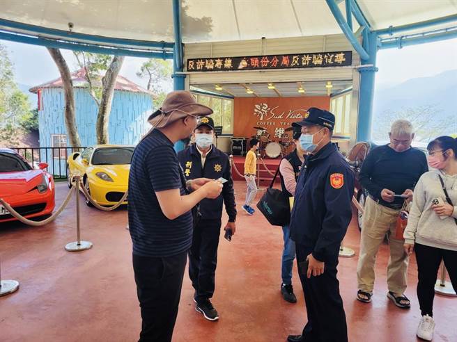 頭份警察分局利用228連假期最後1天，到轄區內各大景點進行防詐宣導。（頭份警分局提供／李京昇苗栗傳真）