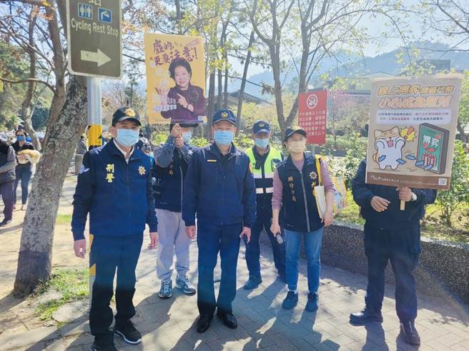 頭份警察分局長林育旺，率領偵查隊員警進行反詐騙宣導。（頭份警分局提供／李京昇苗栗傳真）