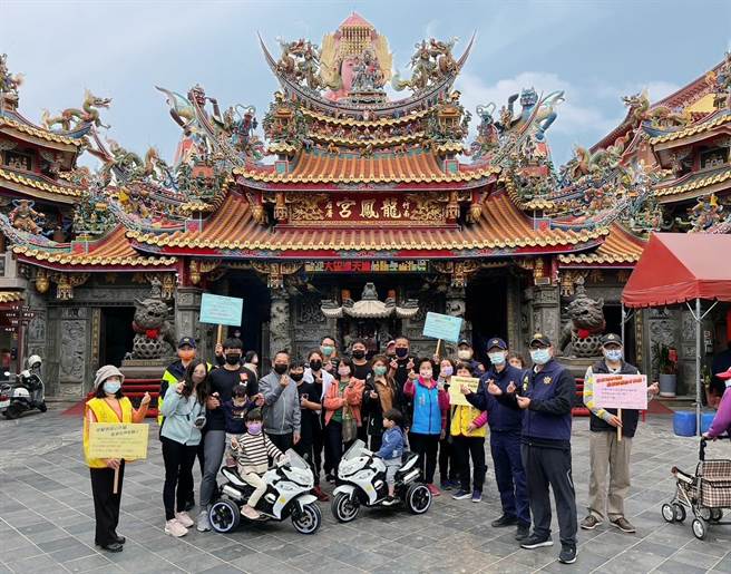 警分局出动小小警车防诈宣导。（竹南警分局提供／李京升苗栗传真）