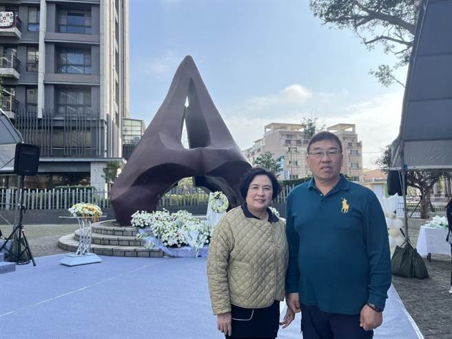 228家属陈泰源与太太参与追思仪式。（陈梦茹摄）