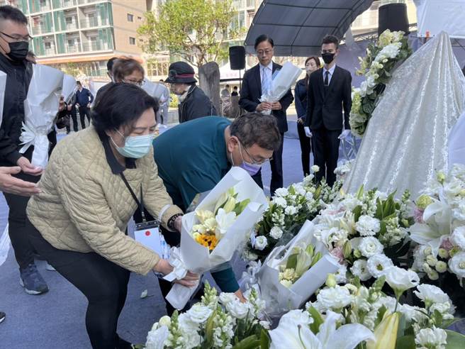 228家属陈泰源与太太献上百合花以表追思。（陈梦茹摄）
