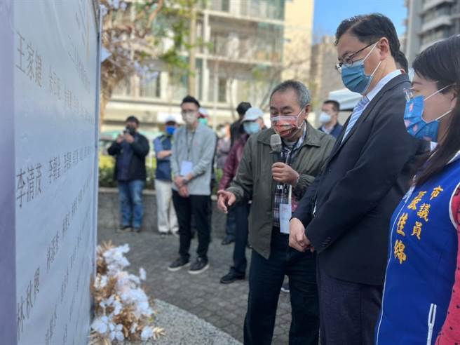 桃园市长张善政（右二）听取口述歷史研究者陈铭城（左）进行导览解说。（陈梦茹摄）