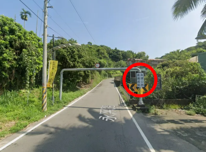 据了解，该外送员当时是骑南投服务区中寮便道，该入口处有道路标志提醒，但顾客用电话指引他怎么走，他直接开进服务区就被罚。（翻摄自记者爆料网）