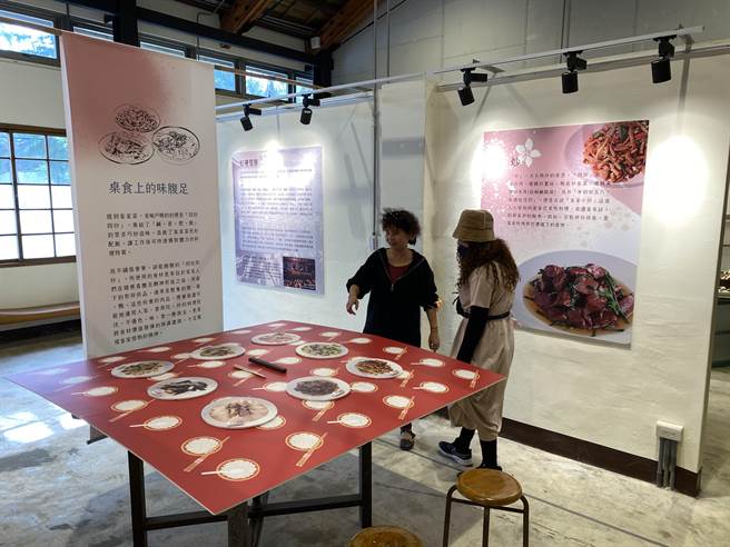 展区内摆出最经典的「四炆四炒」客家菜色。（蔡明亘摄）