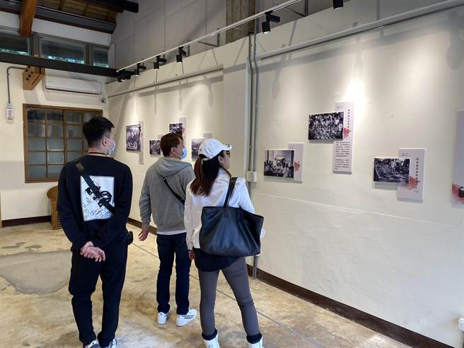 民眾观赏「杨梅摄影之父」吴金淼过去拍摄的百姓饮食日常老照片。（蔡明亘摄）