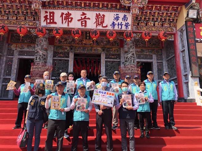 诈骗案件层出不穷，旗山分局为提升民眾「识诈」、「阻诈」能量，趁228连假期间，由分局长刘文雄（前排右二）率领防诈宣导团队，前往高雄内门宋江阵活动会场反诈骗宣导。(警方提供／林雅惠高雄传真)