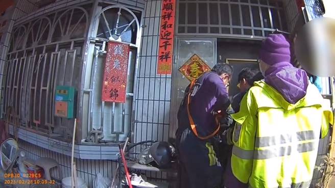 62岁马姓男子独居透天厝失联2天，警消日前获报立即前往、破门抢救，一进门急喊「阮来呀」、「哩呒歹志呀」，成功阻止憾事发生。（乌日警分局提供／潘虹恩台中传真）