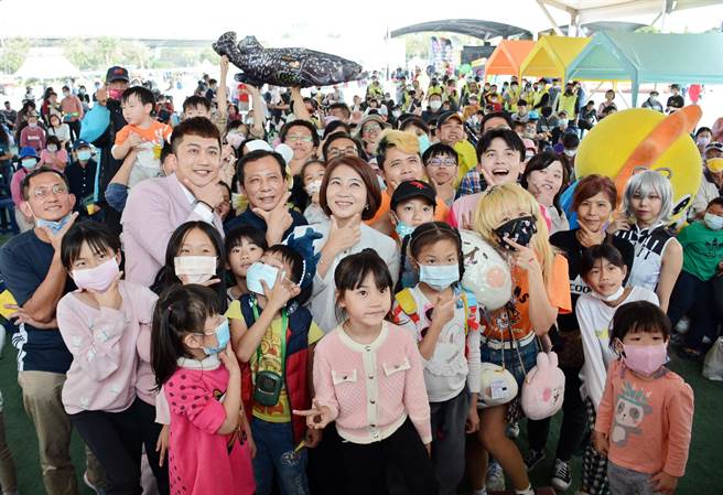 2023屏东热带农业博览45天期间，吸引超过196万人次入园，创下新纪录，屏东县长周春米（中）开心与民眾合影。（林和生摄）