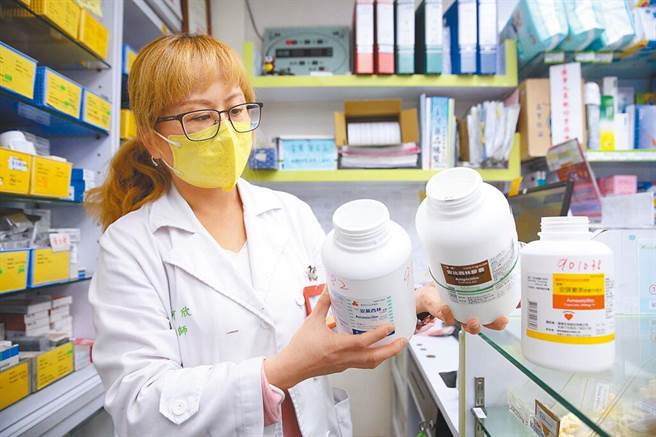 从退烧药、软便剂到抗生素，缺药从社区药局扩大到医院，健保署原订24日公告药价调整，决议重新计算受影响药品，最快3月1日公告、4月1日上路。图为药局近来缺货的各式抗生素。（张铠乙摄）