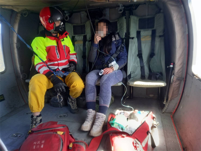 空勤第二起勤务前往南湖大山救援蔡姓女登山客，疑似肺水肿无法行走山难任务。(空勤总队提供)