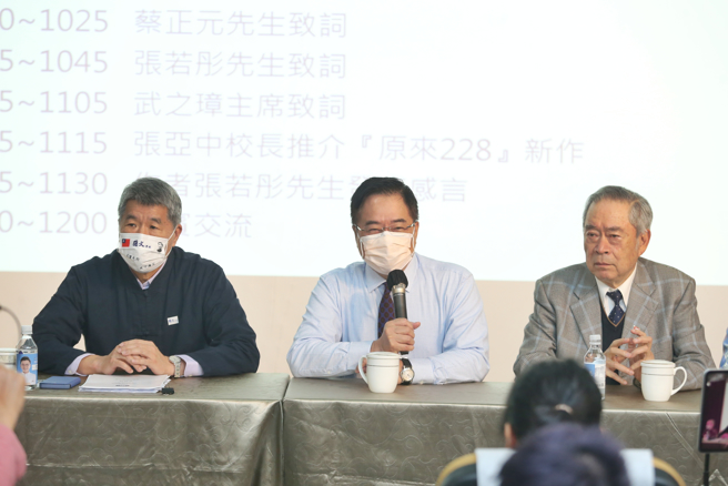 国民党前立委蔡正元(中坐者)，过去近十年专心研究台湾史，对二二八有特别的见解。图为228遗族尊师重道联盟在2月23日的活动，左为张亚中，右为武之璋(图/中时杜宜谙摄)