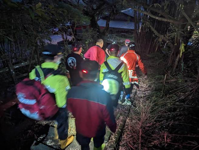 新北市貢寮區有7旬老翁在登山時突然無預警倒下，新北市消防六大隊緊急出動救援。（新北市消防局提供／張志康新北傳真）