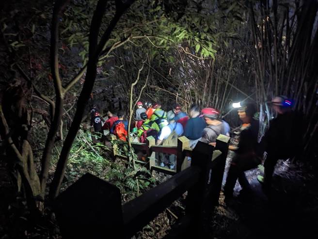 新北市貢寮區有7旬老翁在登山時突然無預警倒下，新北市消防六大隊緊急出動救援。（新北市消防局提供／張志康新北傳真）