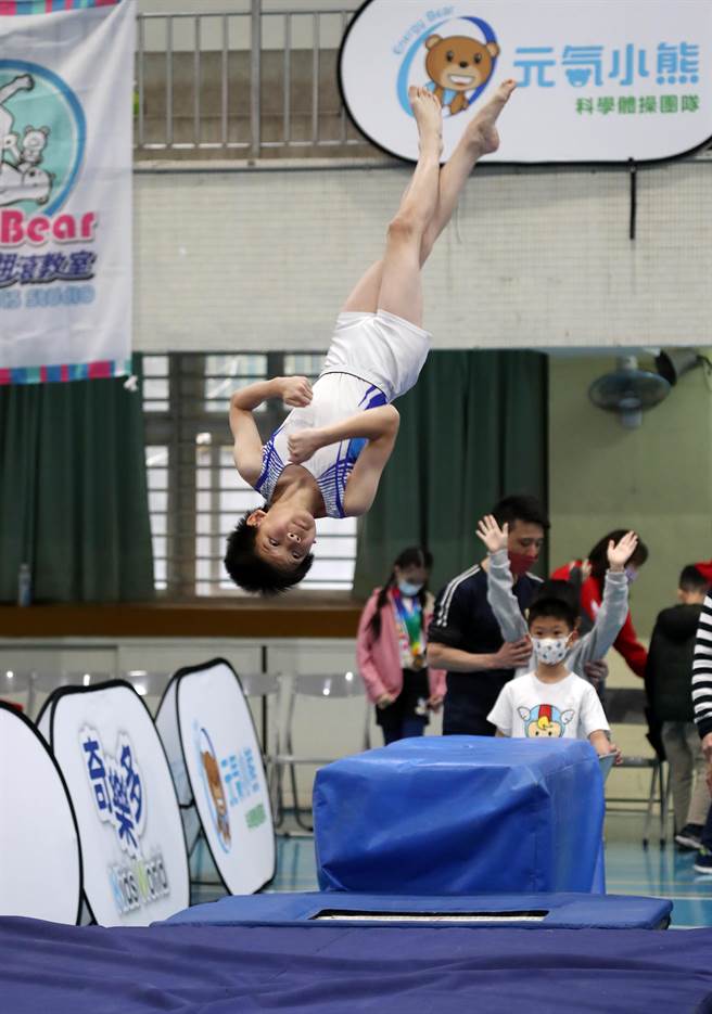 112年中華民國體操協會理事長盃全國兒童體操錦標賽在臺北市立仁愛國民中學學生活動中心舉行，小選手做出高難度的動作，贏得滿堂喝采。（劉宗龍攝）