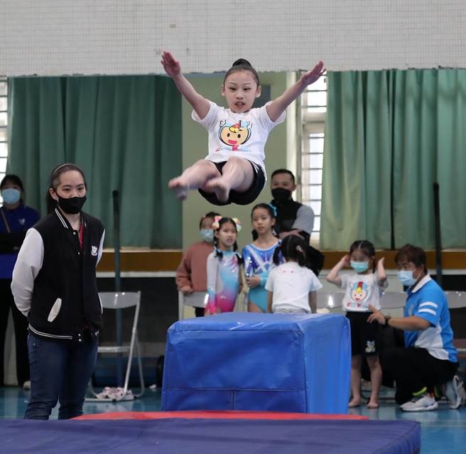 112年中華民國體操協會理事長盃全國兒童體操錦標賽在臺北市立仁愛國民中學學生活動中心舉行，小選手做出難度高的動作，爭取佳績。（劉宗龍攝）