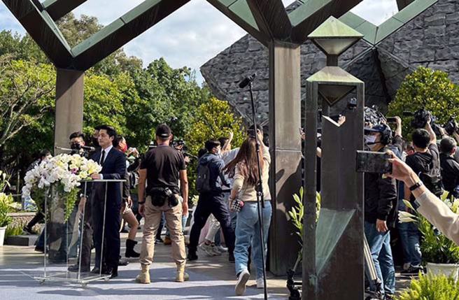 蒋万安(左)出席二二八和平纪念公园举行的纪念活动时，遭遇自称「无力者」的团体闹场抗议。（杨亚璇摄）