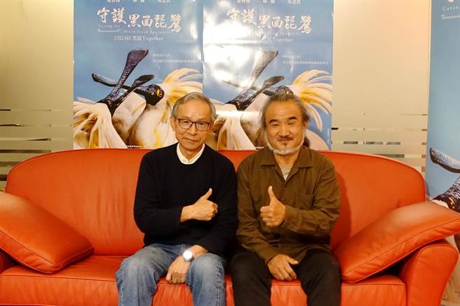 吳念真（左）跟梁皆得28日為《老鷹想飛》受訪。（采昌提供）