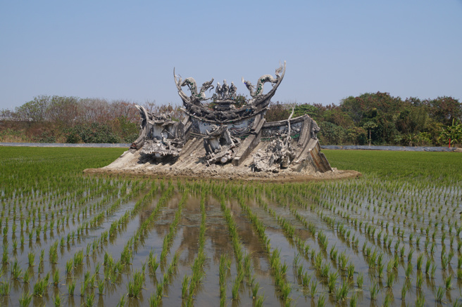 网友在某处田中发现一座庙的屋顶，雕刻与彩砖都已成斑驳；有网友认出该庙就是位在嘉义六脚乡的「五福宫」，建于清朝1825年。（詹学强拍摄）